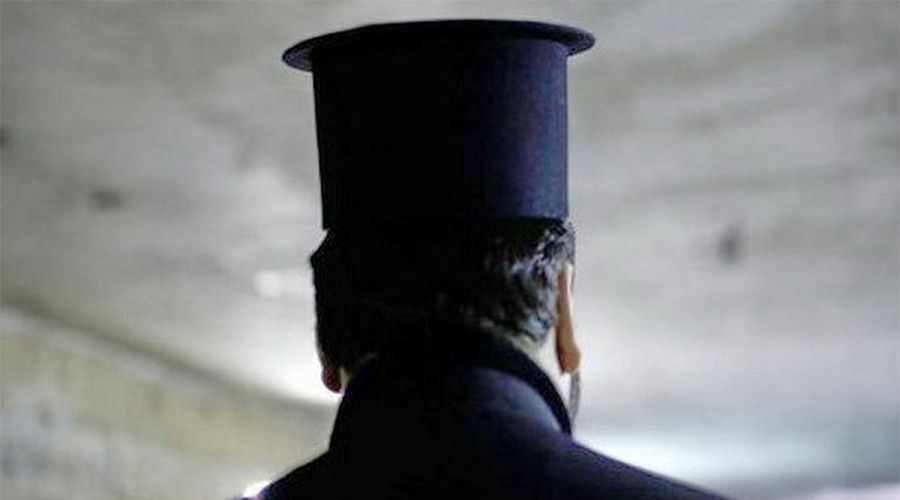Η γυναίκα φέρεται να ανέφερε στις αρχές ότι ο συγκεκριμένος ιερέας της απέσπασε το ποσό των 150.000 ευρώ