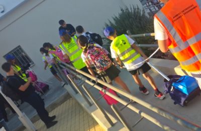 Πιλοτικό πρόγραμμα για μαθητές και μαθήτριες, στο οποίο δόθηκε η ονομασία walking bus, άρχισε να εφαρμόζεται στην πρωτεύουσα, με τη βοήθεια συνοδών
