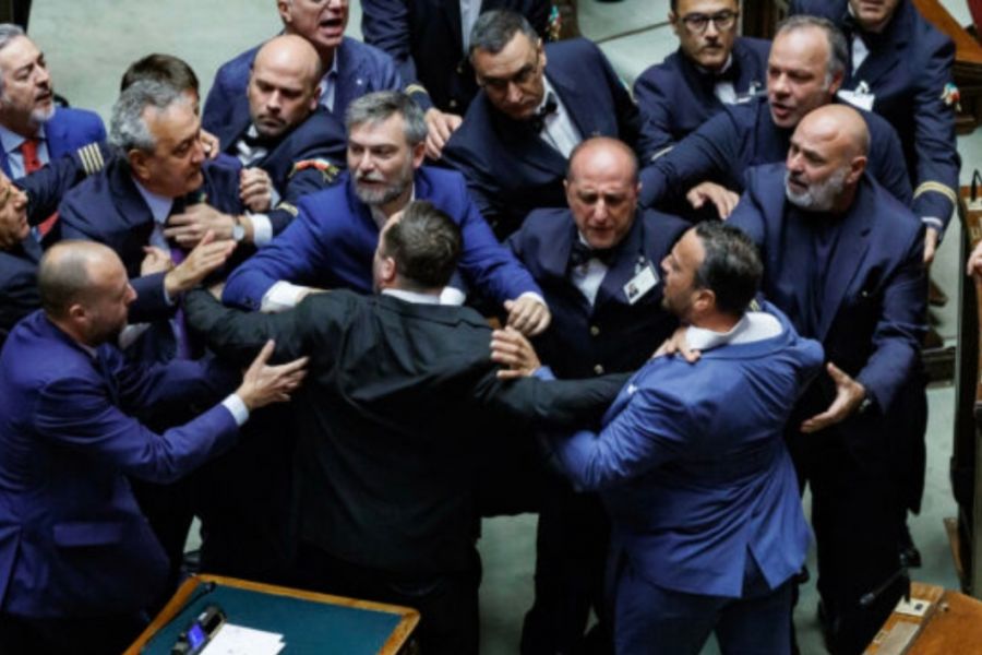Βουλευτές στην Ιταλία πιάστηκαν στα χέρια μετά από ψηφοφορία