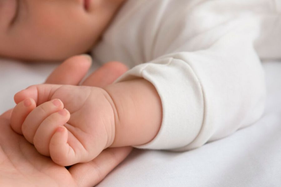 Μάχη για τη ζωή του δίνει βρέφος 20 ημερών που είχαν θάψει ζωντανό