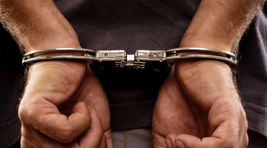 Τη σύλληψη του 47χρονου ακολούθησε έρευνα στην οικία και το αυτοκίνητό του, κατά τη διάρκεια της οποίας παραλήφθηκαν διάφορα τεκμήρια.