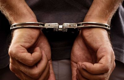 Τη σύλληψη του 47χρονου ακολούθησε έρευνα στην οικία και το αυτοκίνητό του, κατά τη διάρκεια της οποίας παραλήφθηκαν διάφορα τεκμήρια.