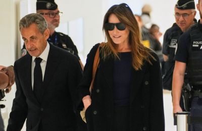 Ο πρώην Γάλλος πρόεδρος Νικολά Σαρκοζί έφτασε στο δικαστήριο έχοντας στο πλευρό του τη σύζυγό του Κάρλα Μπρούνι-Σαρκοζί