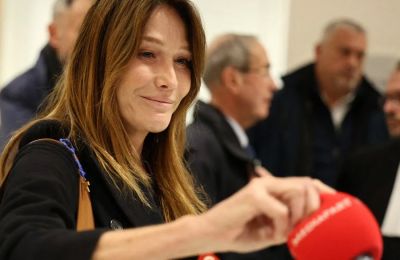 Καταδίκη Σαρκοζί: Έξαλλη η Κάρλα Μπρούνι, πετάει το κάλυμμα μικροφώνου