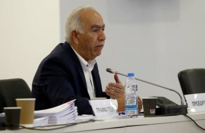 Ο Ζαχαρίας Κουλίας σύγχυσε τη ραδιενέργεια με την ακτινοβολία, ανέφερε ο Γιώργος Κουττούκης, με τον βουλευτή να τον ρωτά, τι γυρεύει ένας οικονομολόγος στην ιατρική
