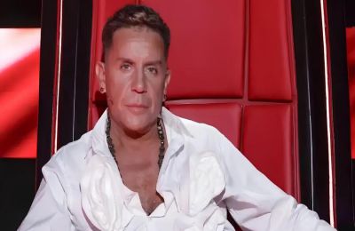Ντυμένος στα λευκά και με μουσική υπόκρουση το «Ανήκω σε μένα» χαιρετούσε το κοινό 