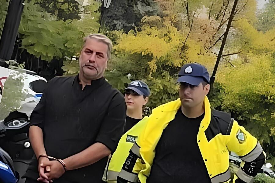 Μπισμπίκης: Κατέφτασε στην Ευελπίδων με περιπολικό και χειροπέδες