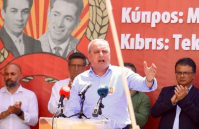 «Κανένας βουλευτής του ΑΚΕΛ δεν τρέχει μόνος του, ούτε μένει αβοήθητος», είπε ο Στέφανος Στεφάνου, κληθείς να σχολιάσει την τοποθέτηση από τον Κώστα Κώστα