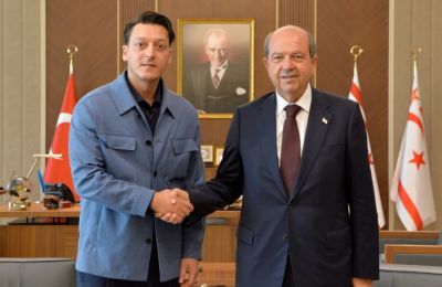 Ο Μεσούτ Εζίλ, γνωστός για τις στενές του σχέσεις με τον Τούρκο πρόεδρο Ρετζέπ Ταγίπ Ερντογάν, επιστρατεύτηκε για την επανεκλογή του εκλεκτού της Άγκυρας, Ερσίν Τατάρ