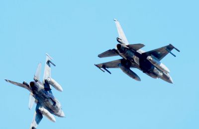 Διελεύσεις ζεύγους μαχητικών πάνω από τη στρατιωτική παρέλαση