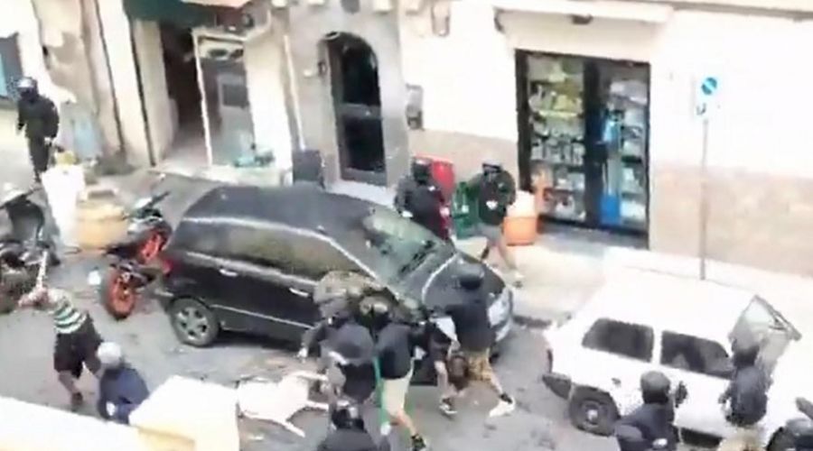 Καρεκλιές και οδομαχίες μεταξύ οπαδών της Νάπολι και της Σπόρτινγκ!