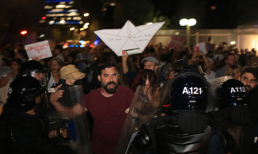 Ένταση στη συγκέντρωση αλληλεγγύης έξω από το ΥΠΕΞ (ΦΩΤΟΓΡΑΦΙΕΣ)