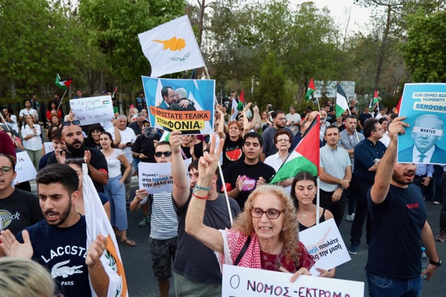 Έξω από το Προεδρικό και το ΥΠΕΞ η εκδήλωση του ΑΚΕΛ (εικόνες)