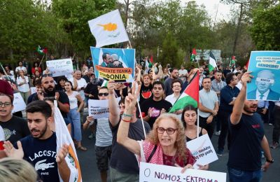 Έξω από το Προεδρικό και το ΥΠΕΞ η εκδήλωση του ΑΚΕΛ (εικόνες)