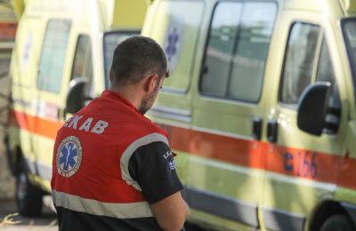 Σε μικρή απόσταση εντοπίστηκε και δεύτερος νεαρός- ένας 20χρονος Έλληνας, που ήταν χτυπημένος στο κεφάλι.