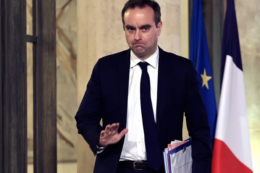 Παραιτήθηκε ο Γάλλος πρωθυπουργός Λεκορνί Παραιτήθηκε ο Γάλλος πρωθυπουργός Λεκορνί