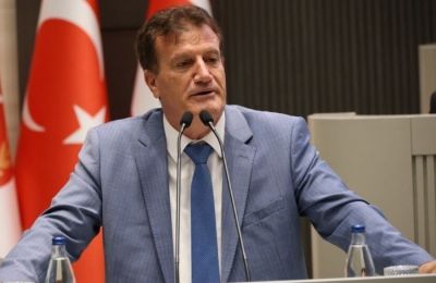 Ο Ερχάν Αρικλί διακρίνεται σε βίντεο που αναρτήθηκε στα social media να δίνει το παρόν του σε συγκέντρωση υποστηρικτών του Ερσίν Τατάρ, στην κατεχόμενη Μόρφου