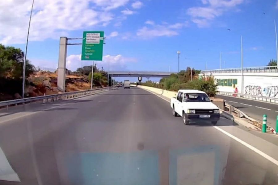 Σοκαριστικό βίντεο: Όχημα κινείται ανάποδα στον αυτοκινητόδρομο