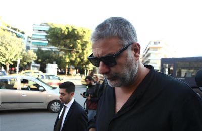 Ο Βασίλης Μπισμπίκης κατέφθασε μαυροφορεμένος έχοντας στο πλευρό του τον δικηγόρο του