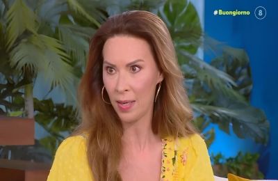 Η Δώρα Χρυσικού μιλά για την προσωπική της εμπειρία με την υστερεκτομή και τις κοινωνικές αντιλήψεις περί γυναικείας ταυτότητας μέσα από το έργο Vaginahood