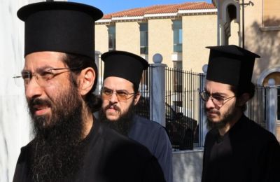 Όσο περνά ο καιρός τόσο αυξάνουν την παραγωγή τους σε ποσότητα και ποικιλία εδεσμάτων, οι μοναχοί, μετά την καθαίρεσή τους από το Συνοδικό Δικαστήριο