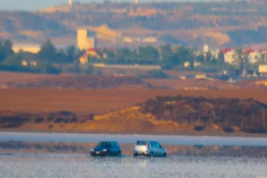 Δύο οχήματα «εγκλωβίστηκαν» στην Αλυκή Λάρνακας Δύο οχήματα «εγκλωβίστηκαν» στην Αλυκή Λάρνακας