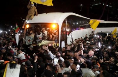 To πλήθος υποδέχεται Παλαιστίνιους κρατούμενους μετά την απελευθέρωσή τους από τις ισραηλινές φυλακές