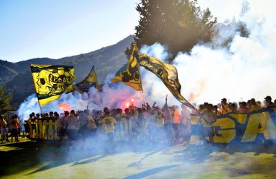Γιορτάζουν οι ΑΕΛίστες σε κεντρικό σημείο της Λεμεσού