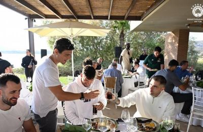 «Εκεί στο τραπεζάκι τα τρία τρόπαια στο τέλος της σεζόν…» (vid)