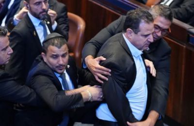 Σήκωσαν πανό που έγραφε «γενοκτονία» και αποβλήθηκαν