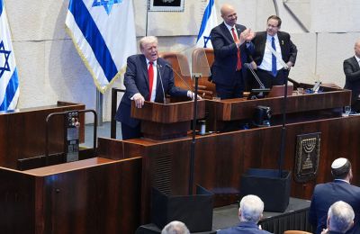 Όρθιοι οι βουλευτές τον χειροκροτούσαν συνεχώς 