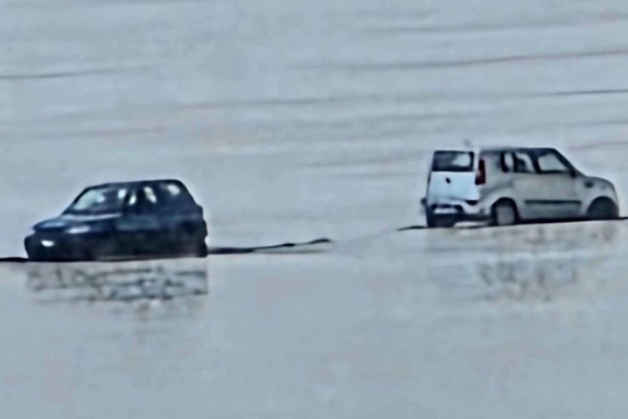 «Κόλλησαν» στην Αλυκή τα οχήματα -Έτσι θα απεγκλωβιστούν «Κόλλησαν» στην Αλυκή τα οχήματα -Έτσι θα απεγκλωβιστούν