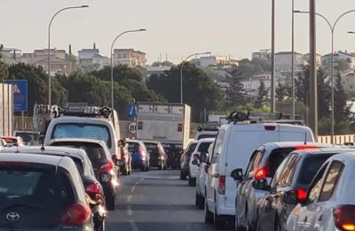 Απίστευτη ταλαιπωρία και χάσιμο χρόνου για χιλιάδες οδηγούς, κι όχι μόνο σε ώρες αιχμής (Φωτογραφία από παλαιότερο κομφούζιο)