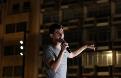 Με βίντεο-έκπληξη και… μύτη κλόουν ιδρύει κόμμα ο Φειδίας