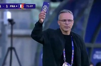 Σήκωσε τη… μωβ κάρτα και έκανε «challenge» (vid)