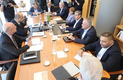 Ολοκληρώθηκε χωρίς δηλώσεις και η συνάντηση υπουργών με συντεχνίες