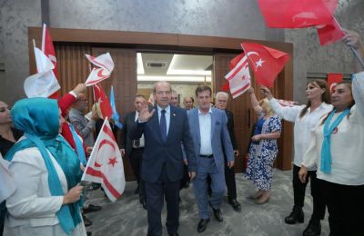 Μία από τις τελευταίες «προεκλογικές» εμφανίσεις του Ερσίν Τατάρ, παρέα με τον Ερχάν Αρικλί (δεξιά), εκ των δολοφόνων του Τάσου Ισαάκ