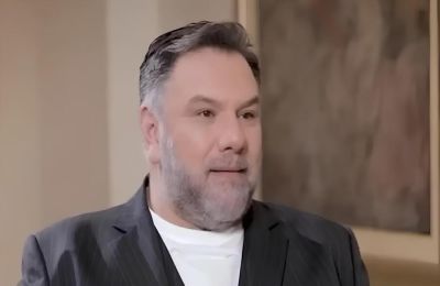 Ο Γρηγόρης Αρναούτογλου εξομολογείται γιατί δεν έχει παντρευτεί ακόμα τη Νάνσυ Αντωνίου, αποκαλύπτοντας τον φόβο του για το γάμο.