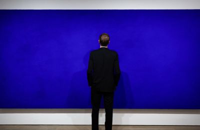 Μονοχρωματικός πίνακας του Υβ Κλάιν έπιασε σε δημοπρασία 18,4 εκατ.