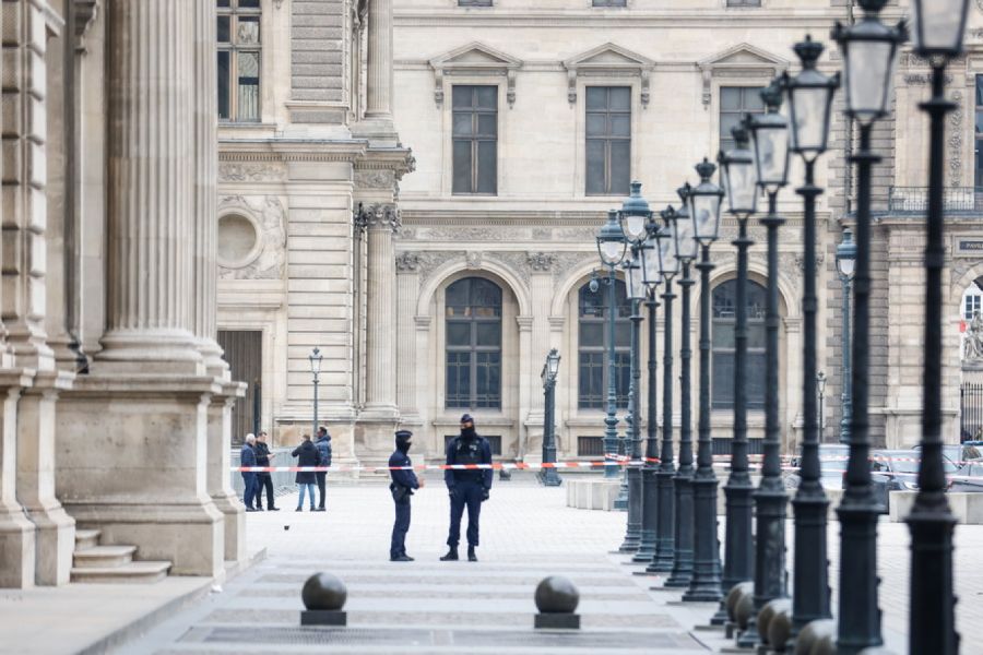 Λούβρο: Αναλύουν DNA και αποτυπώματα από τα εργαλεία των δραστών Λούβρο: Αναλύουν DNA και αποτυπώματα από τα εργαλεία των δραστών