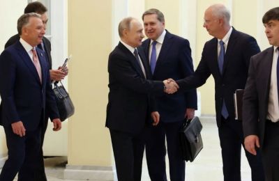 Ο Ρώσος πρόεδρος Βλαντιμίρ Πούτιν σε χειραψία με τον Κίριλ Ντμίτριεφ υπό το βλέμμα του Στιβ Γουίτκοφ