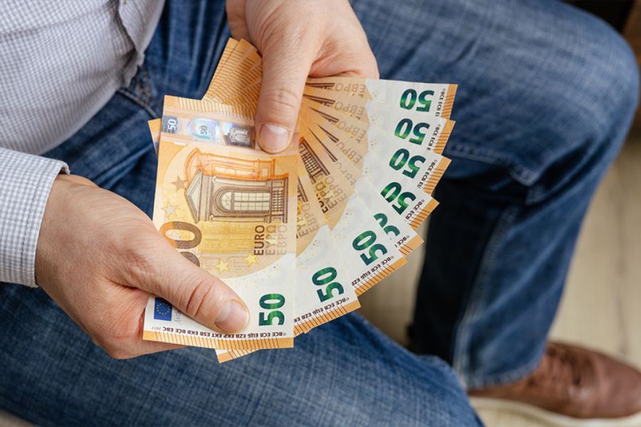 Ηλικιωμένος βγήκε στον δρόμο και άρχισε να πετάει 50ευρα Ηλικιωμένος βγήκε στον δρόμο και άρχισε να πετάει 50ευρα