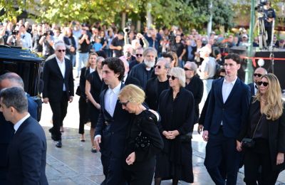 Συντετριμμένη η σύζυγος του Σαββόπουλου, Άσπα με τα παιδιά και τα εγγόνια τους στην εξόδιο ακολουθία