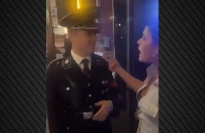 Στη θέα του 33χρονου με τη στολή Ναζί, αρκετοί παριστάμενοι άρχισαν να του φωνάζουν «φύγε από 'δώ»