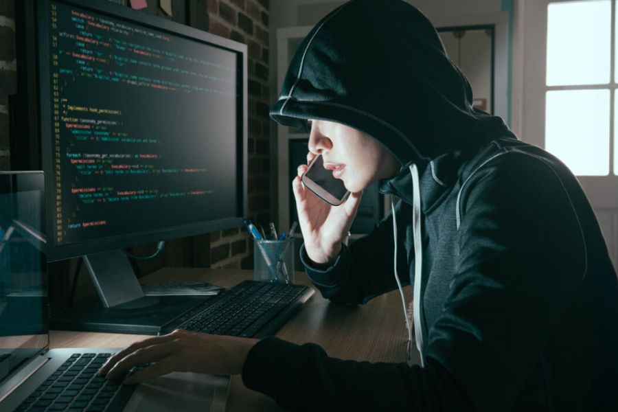 Χάκερς έκλεβαν προσωπικά δεδομένα- Εκβίαζαν πολιτικούς, επιχειρηματίες