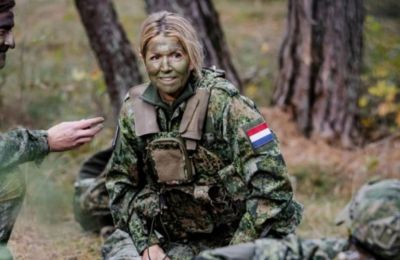 Με φούμο και στρατιωτική παραλλαγή η βασίλισσα Μάξιμα της Ολλανδίας