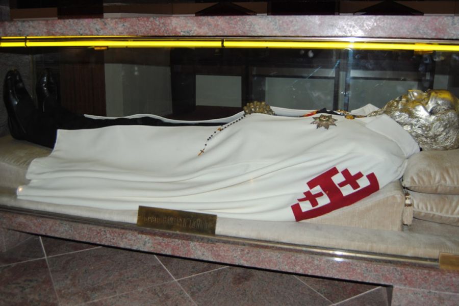 Από ιερέας του… σατανά σε άγιο της Καθολικής Εκκλησίας Από ιερέας του… σατανά σε άγιο της Καθολικής Εκκλησίας