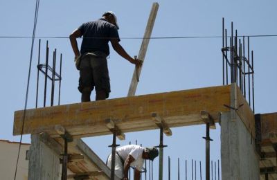 Οι 16 συνελήφθησαν για αυτόφωρα αδικήματα και μεταφέρθηκαν σε αστυνομικό σταθμό, όπου, αφού ανακρίθηκαν και κατηγορήθηκαν γραπτώς