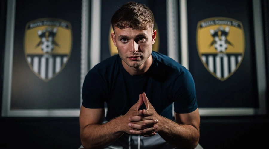 Ο Νικ παίζει και δεξιά!