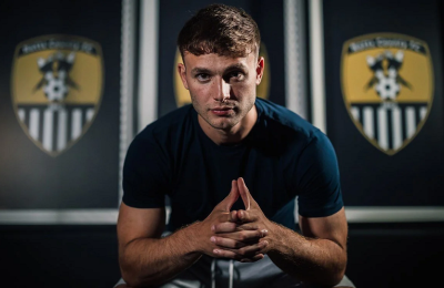 Ο Νικ παίζει και δεξιά!